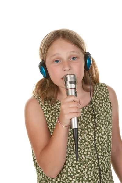 Izole üzerinde beyaz şarkı söyleyen genç kız — Stok fotoğraf