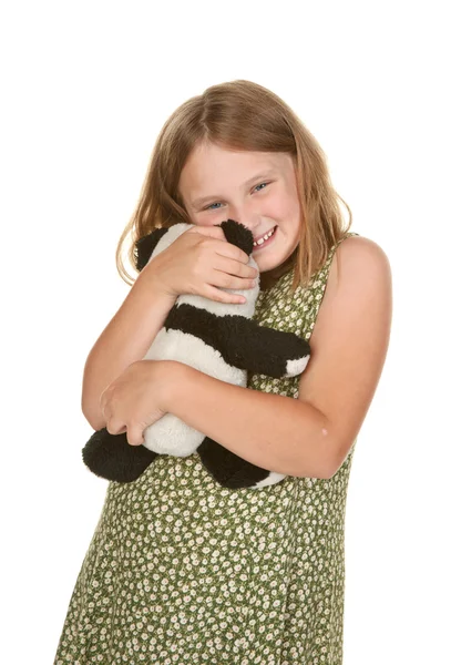 Девушка обнимает своего плюшевого мишку — стоковое фото