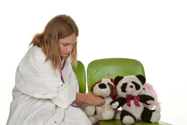 Дівчина грає з лікарем зі своїми іграшками — стокове фото