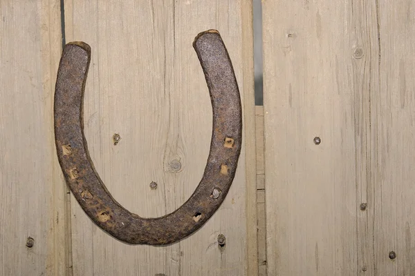 Stary szczęśliwy horsehoe na ścianie — Zdjęcie stockowe