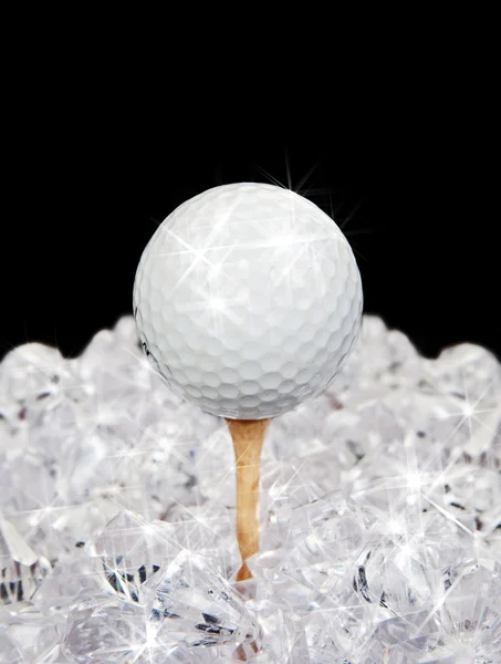 Pelota de golf en tee en diamantes — Foto de Stock