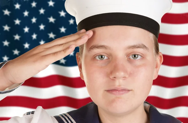 摆在我们面前敬礼国旗的年轻水手 — 图库照片