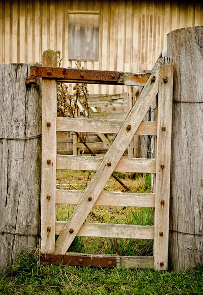 Antigua granja rural cansada puerta — Foto de Stock