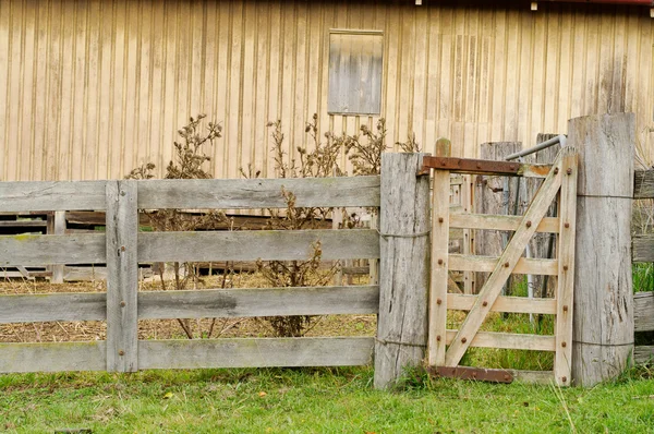 Yaşlı yorgun kırsal çiftlik kapısı — Stok fotoğraf