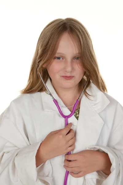 Νεαρή κοπέλα που προσποιείται ότι είναι ένας γιατρός — Φωτογραφία Αρχείου
