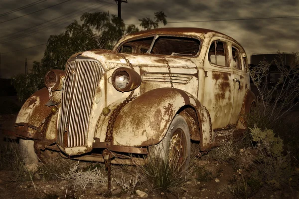 Oude verroeste auto — Stockfoto
