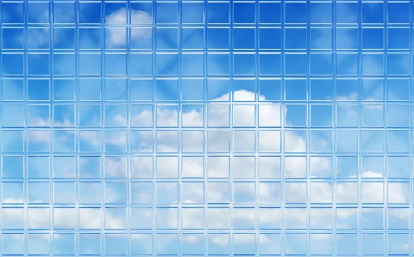 Doskonałe niebo przez szklane ściany płytki — Zdjęcie stockowe