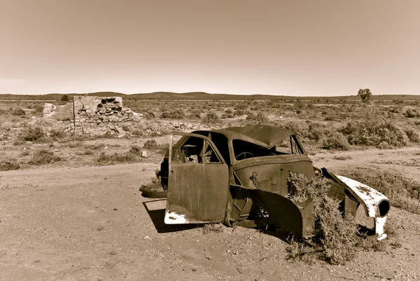 Стара машина в пустелі — стокове фото
