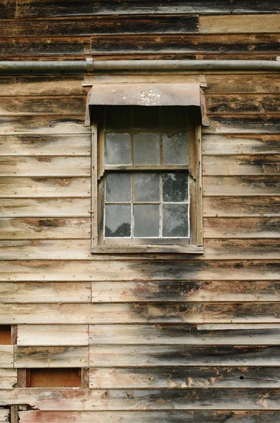 Гранж стена и окно — стоковое фото