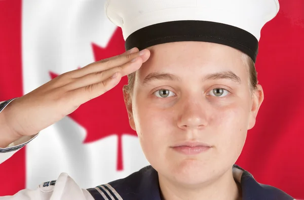 Молодий моряк, віддаючи честь — стокове фото
