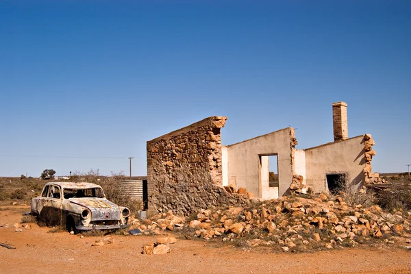 Oude auto en ruïnes — Stockfoto