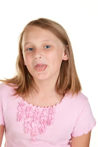 Fiatal lány dugta ki nyelvét — Stock Fotó