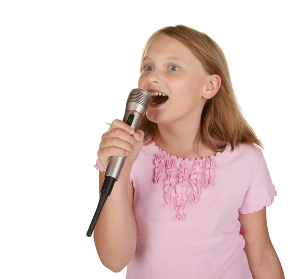 Młoda dziewczyna śpiewa karaoke na biały — Zdjęcie stockowe