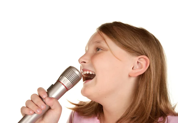 Νεαρό κορίτσι τραγουδώντας karaoke σε λευκό — Φωτογραφία Αρχείου