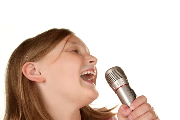 Молода дівчина співає караоке на білому — стокове фото