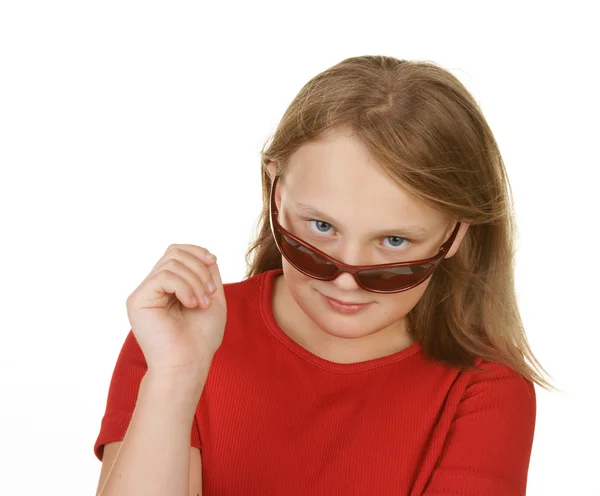 선글라스를 착용 하는 젊은 여자 — 스톡 사진