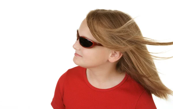 Jeune fille portant des lunettes de soleil — Photo