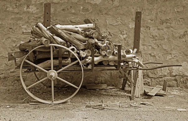Старая повозка с бревнами — стоковое фото