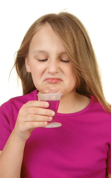 Молодая девушка принимает лекарства — стоковое фото