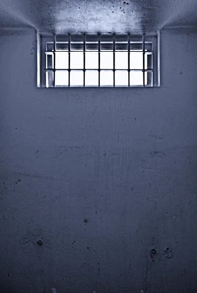 Cela de prisão velha com janela barrada — Fotografia de Stock