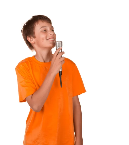 Мальчик поет караоке — стоковое фото