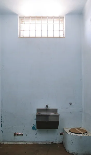 Alte Gefängniszelle mit vergittertem Fenster — Stockfoto