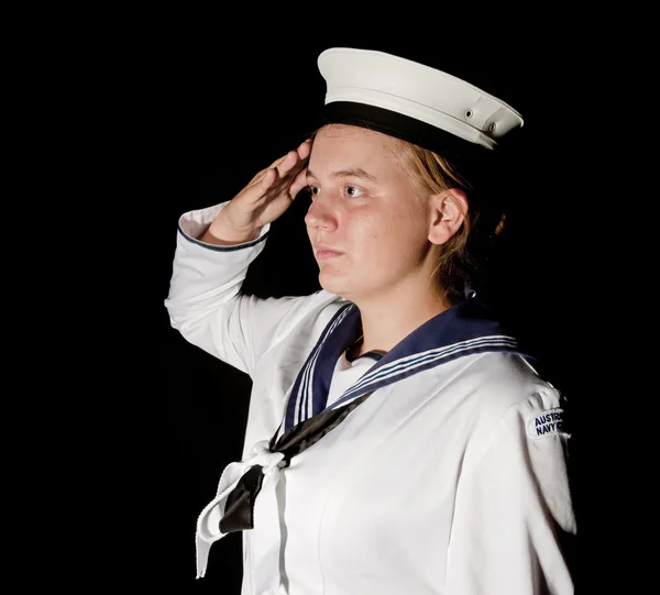 Marinblå sjöman salutera på svart — Stockfoto