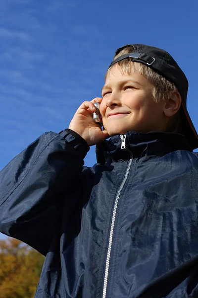 De tiener is het eens over de telefoon — Stockfoto
