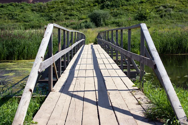Мост через реку — стоковое фото
