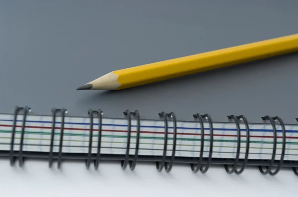 Μολύβι σε κλειστό σημειωματάριο. — Φωτογραφία Αρχείου