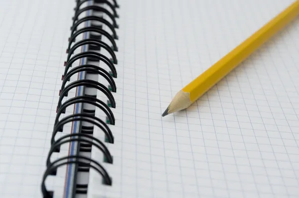 Bleistift auf geöffnetem Notizbuch. — Stockfoto