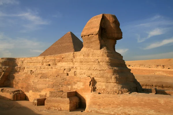 Сфинкс и большая пирамида Хуфу — стоковое фото
