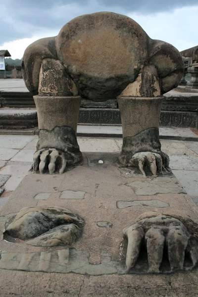 在吴哥窟的破坏的雕像 — 图库照片