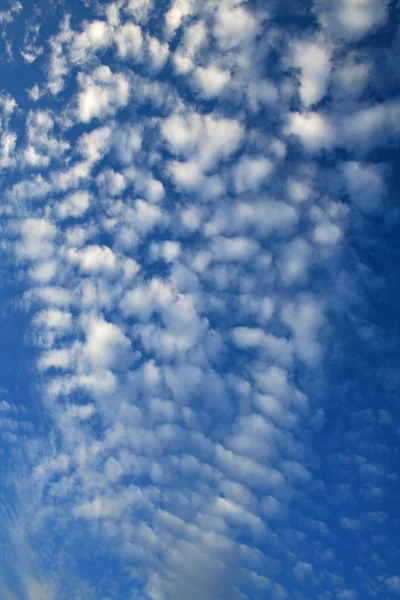 Zon door wolkenGüneş bulutların üzerinden — Stok fotoğraf