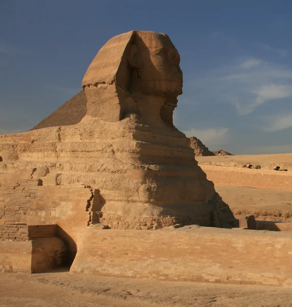Sphinx and great pyramid of Khufu — Stock Photo, Image
