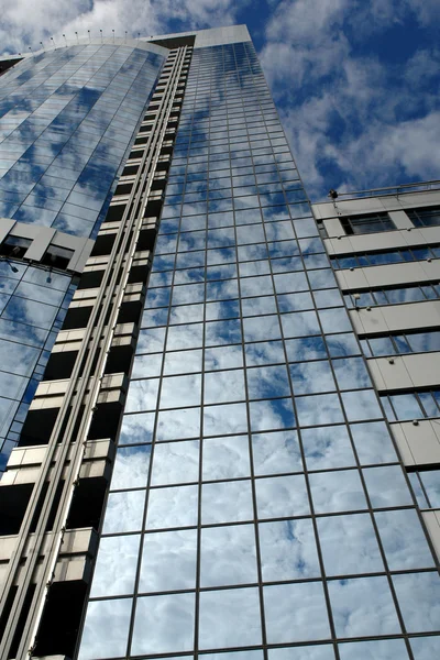 Σύννεφα πάνε στα παράθυρα του ουρανοξύστη — Φωτογραφία Αρχείου