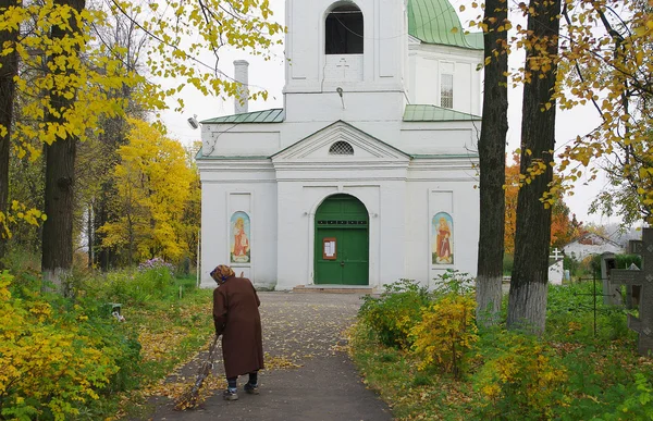 Egy nő vonul a templom — Stock Fotó