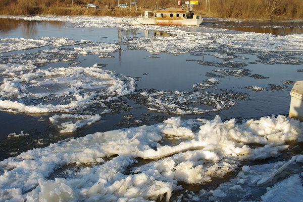 Понтонный мост через реку
