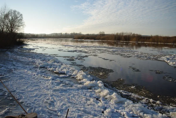 O primeiro gelo no rio — Fotografia de Stock