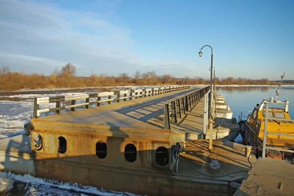 Pontonový most přes řeku — Stock fotografie