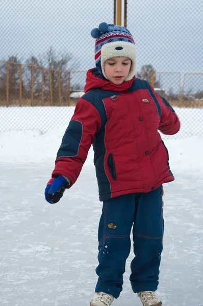 男孩学会了滑冰 — 图库照片