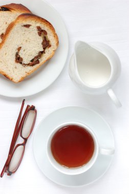 Çay ve ekmek.