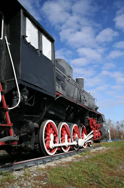 Старый поезд и небо — стоковое фото