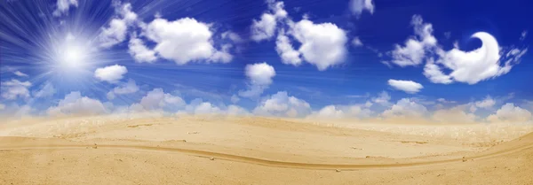 Niekończące się pustynia i chmury na niebie — Zdjęcie stockowe