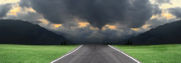 Estrada vazia, nuvens de tempestade — Fotografia de Stock