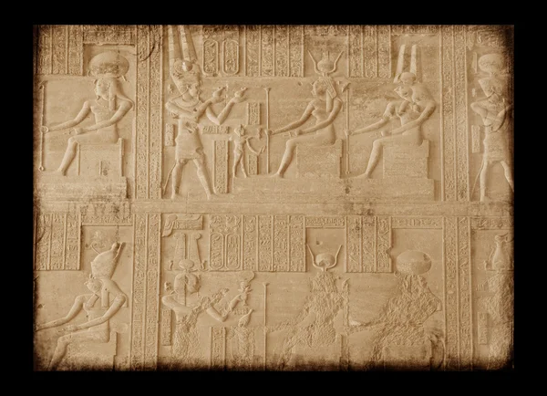 Египтянин поет на стене, гранж-бэк — стоковое фото