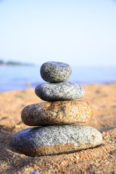 Камни на берегу моря — стоковое фото