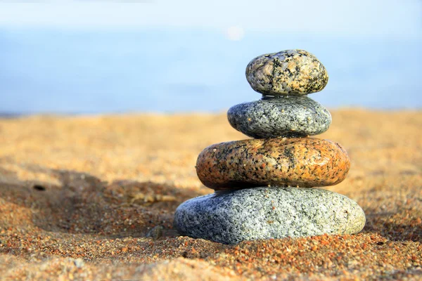 Камни на берегу моря — стоковое фото