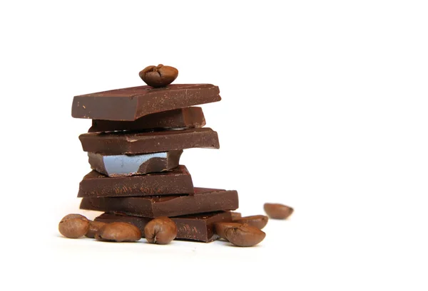 Haufen Schokolade und Kaffeebohnen — Stockfoto