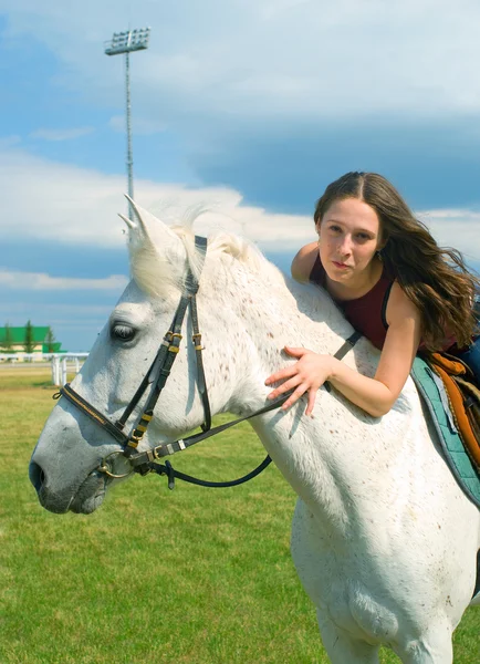 Menina montar um cavalo em um hipódromo — Fotografia de Stock